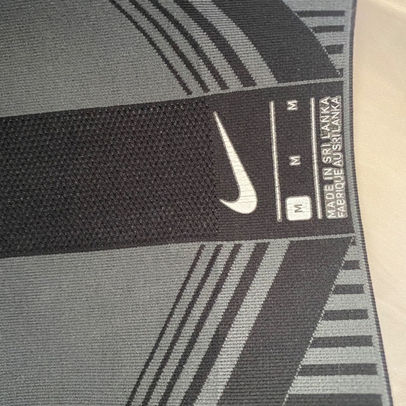 Nike Women’s Fenom Flyknit Bra - Picture 4 of 4